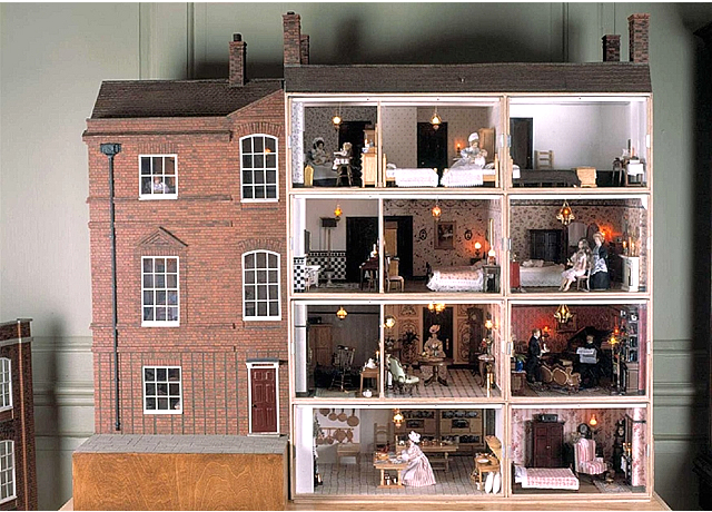 Dolls House - Hollytrees Museum