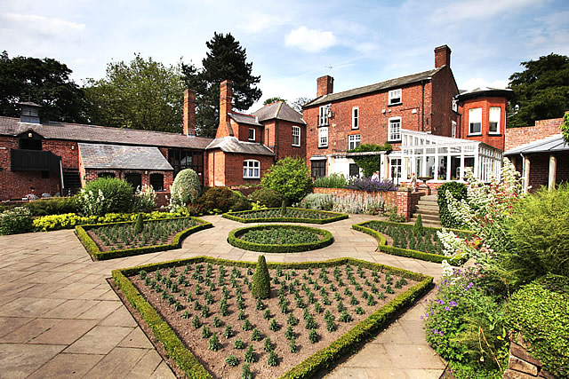 Dutch Garden - Bantock House