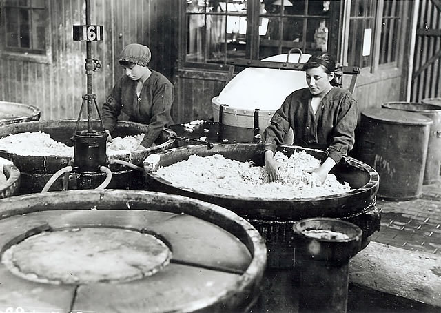 'Unloading the nitrating pans