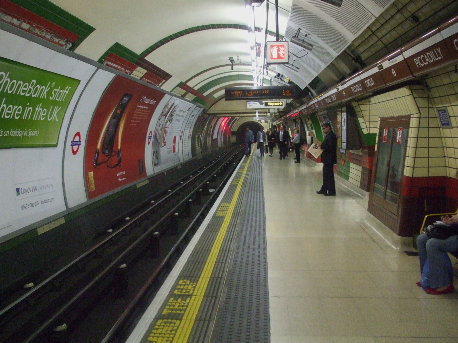 Piccadilly Circus Platform