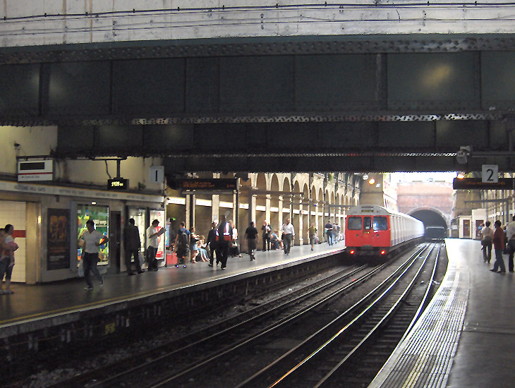 Notting Hill Gate Platform
